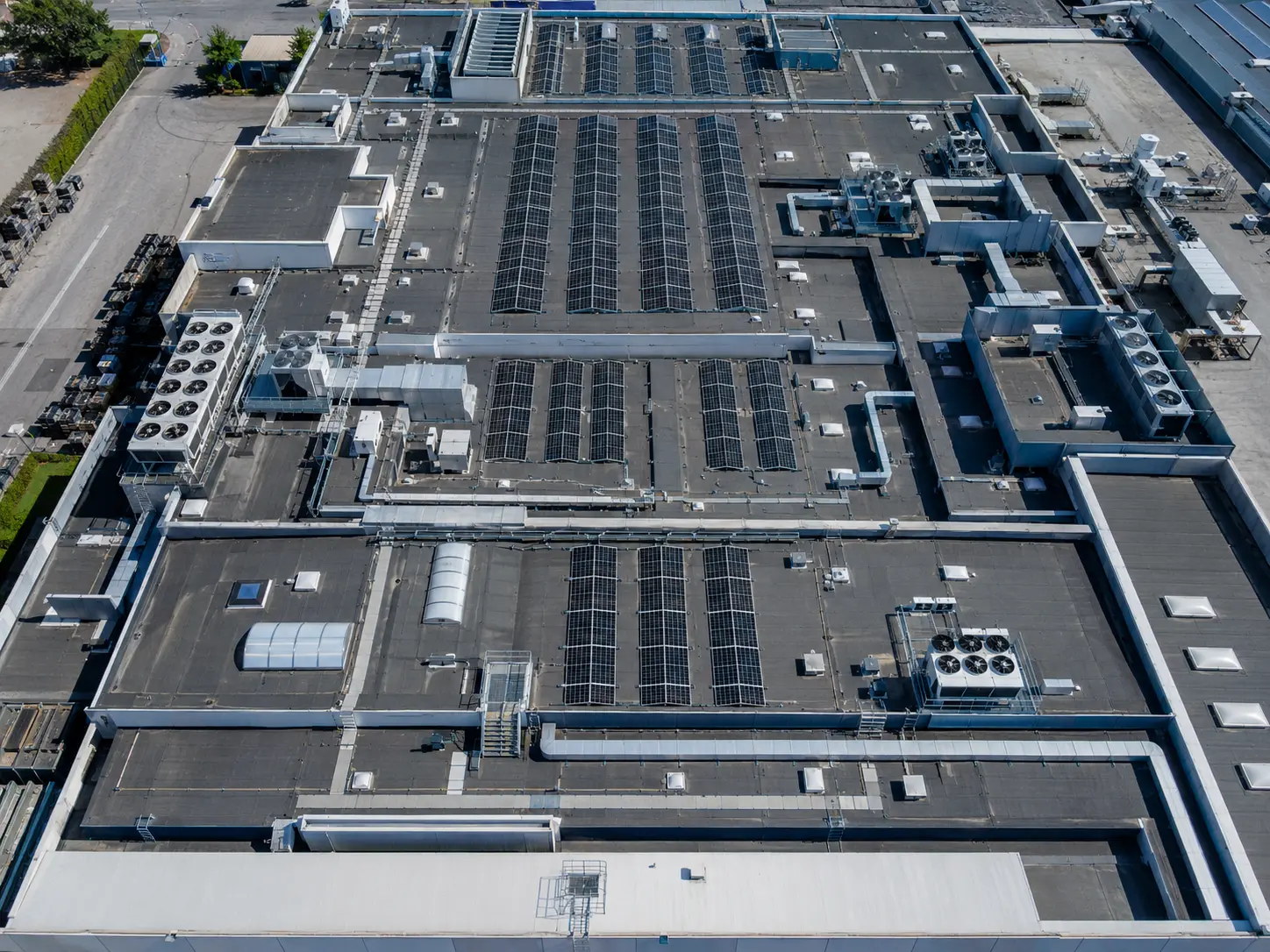 Vista aérea técnica de cobertura industrial com painéis solares