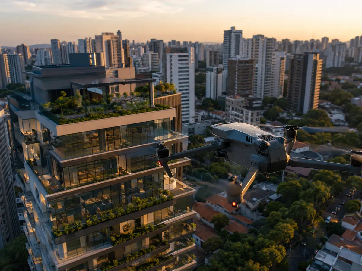Drone profissional filmando um edifício moderno em São Paulo